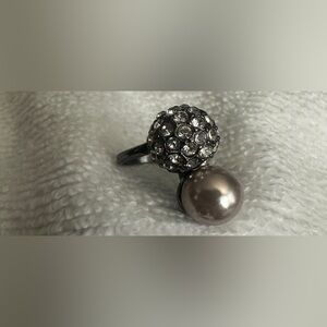 Elegant Silver and Gray Pearl Ring
